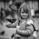 Felicità – Bambina con piccioni